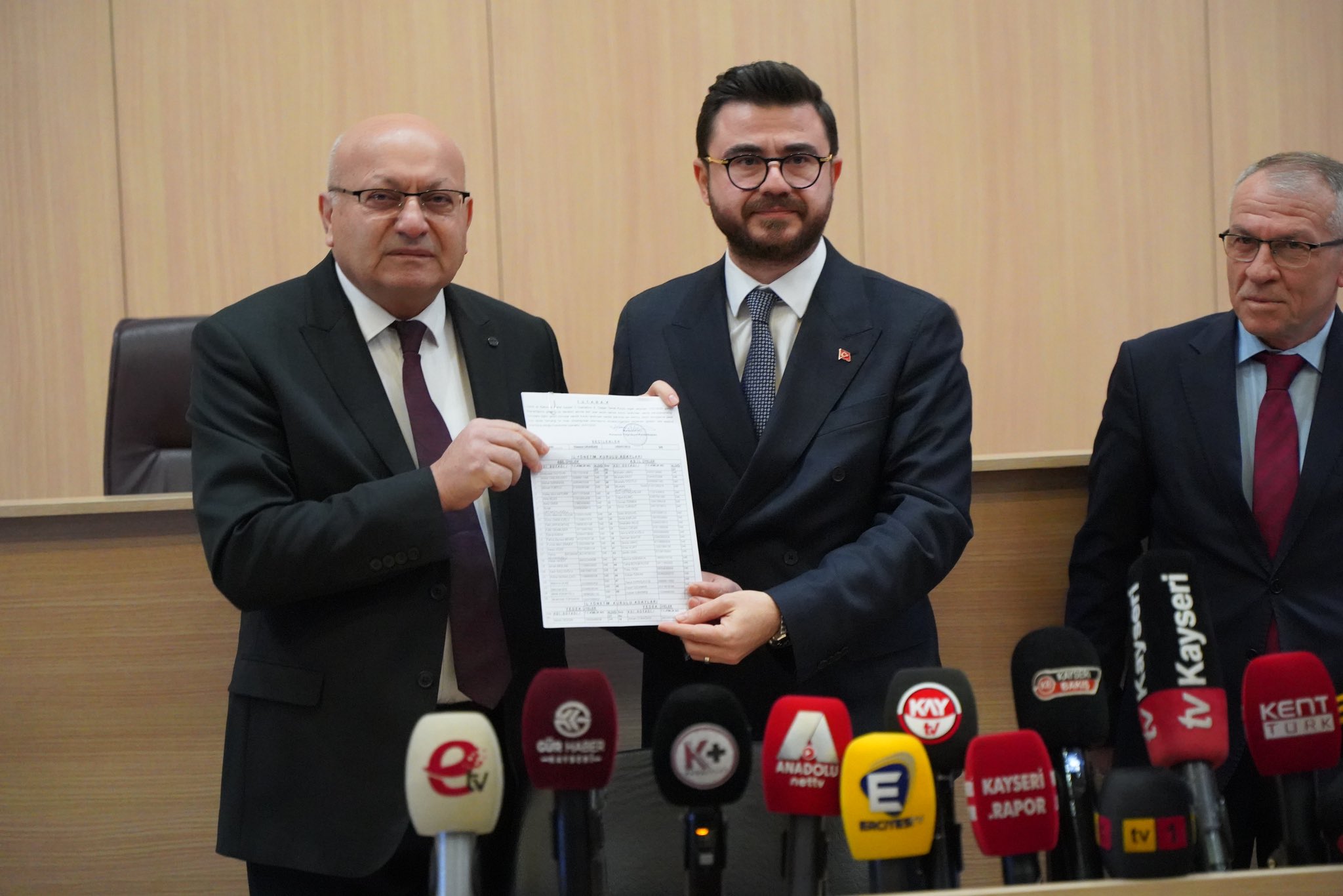 AK Parti Kayseri İl Başkanı Hüseyin Okandan Mazbatasını Aldı