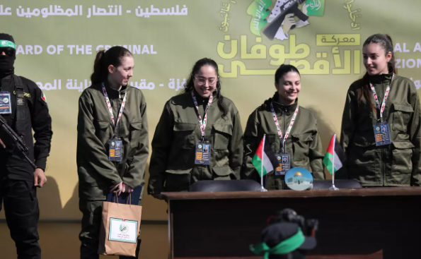 İsrail ve Hamas Arasındaki Esir Takası: 4 Kadın Asker Kızılhaç'a Teslim Edildi