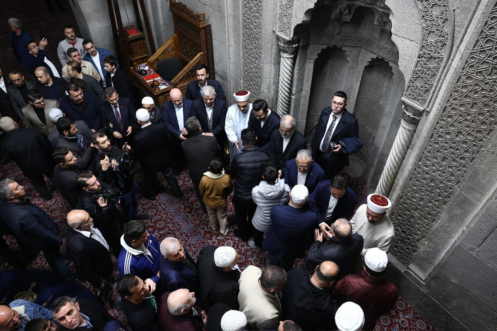 Büyükkılıç, Bayram Namazı Sonrası Kayserililerle Bayramlaştı