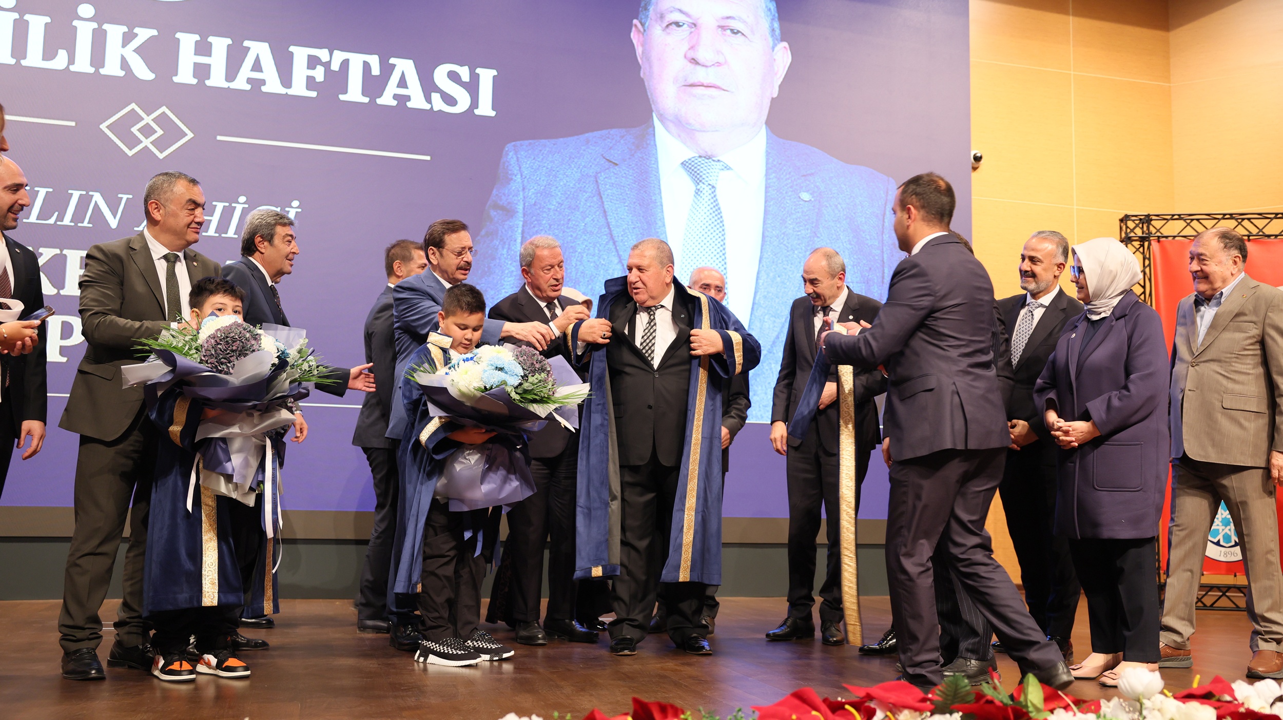 Kayseri'de Yılın Ahisi Kemal Topsakal'a Törenle Kaftan Giydirildi