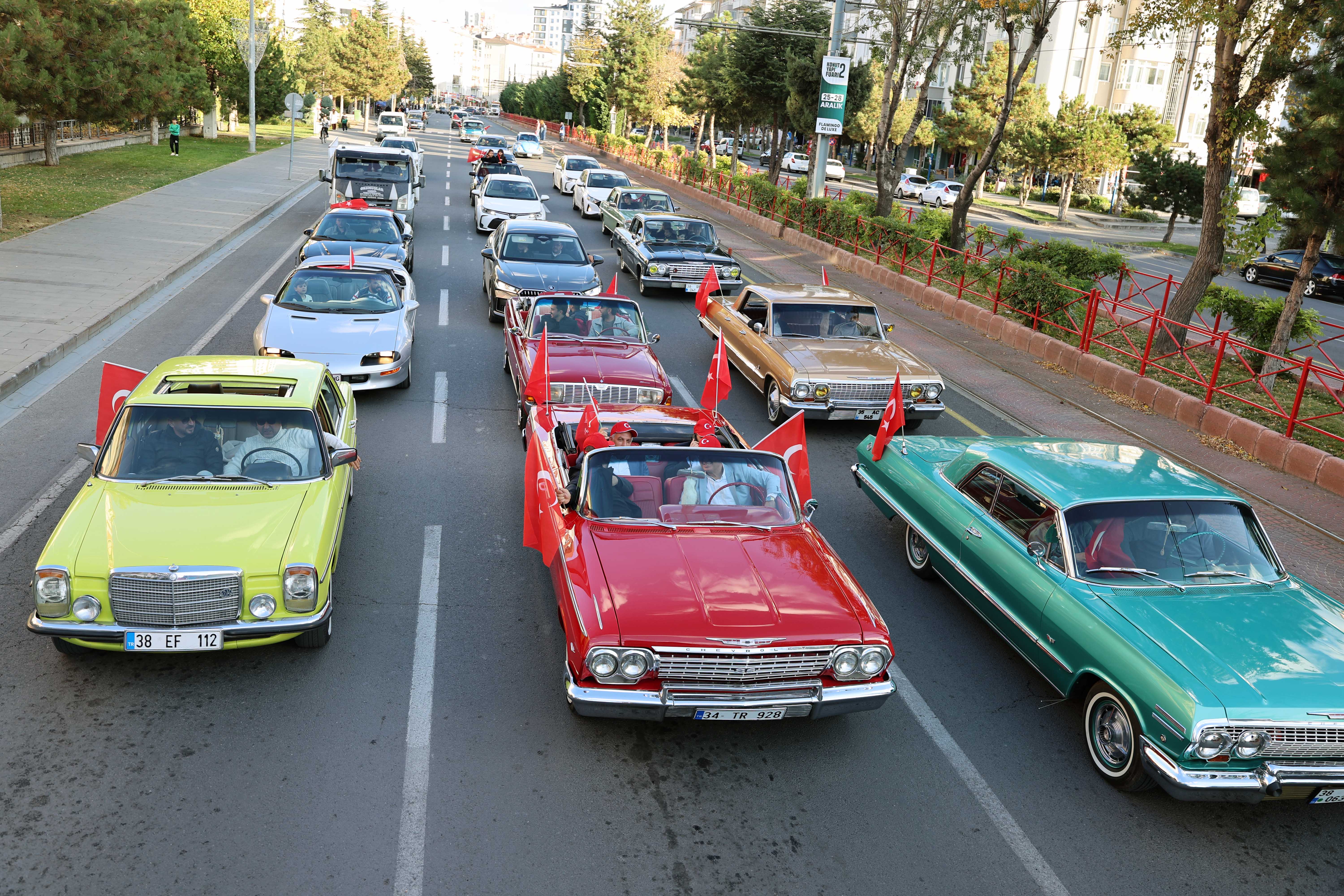 Talas'ta Cumhuriyet Coşkusu Klasik Araçlarla Sokaklara Taşındı