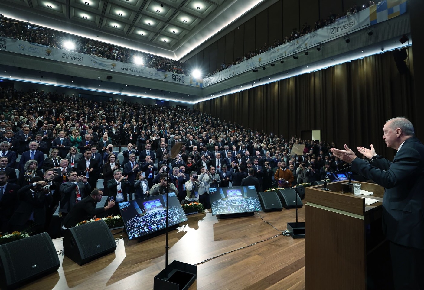 Kayseri Haberleri: Başkan Büyükkılıç, Şehircilik Zirvesi'nde Cumhurbaşkanı Erdoğan ile Bir Araya Geldi