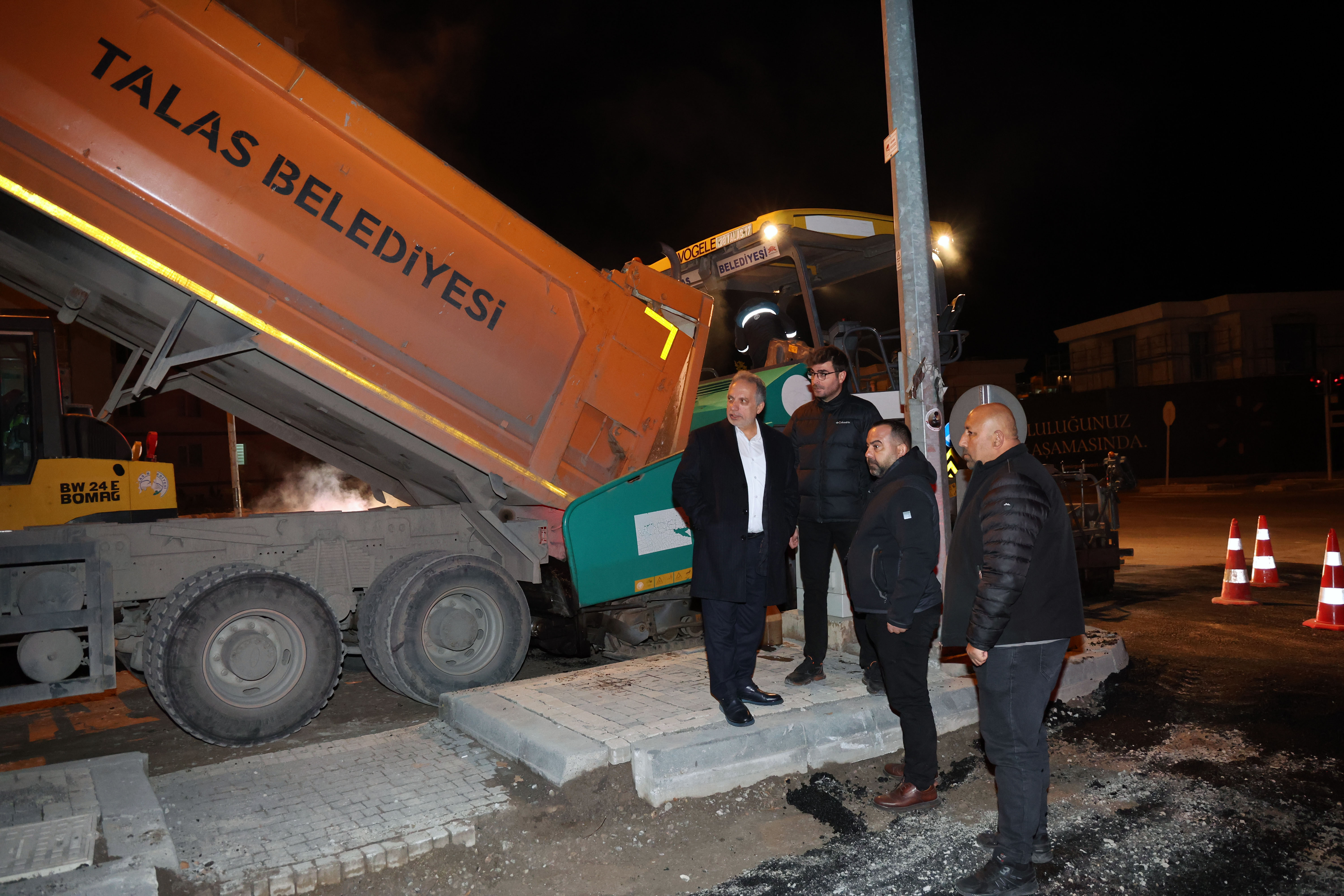Talas Belediyesi, Mevlana Mahallesi'nde Gece Asfalt Çalışması Yaptı