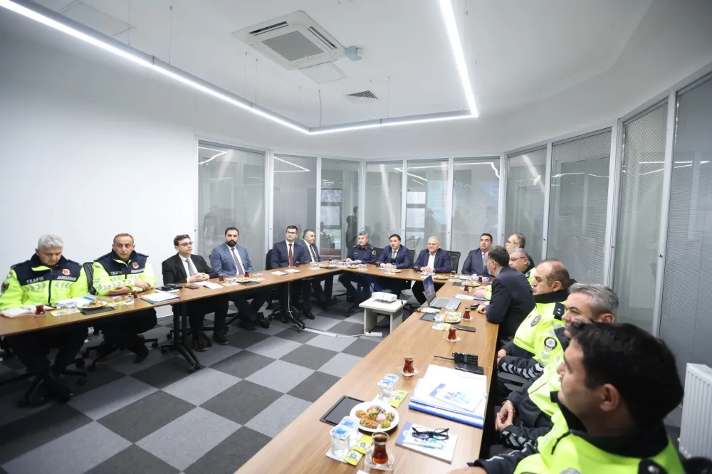 Başkan Büyükkılıç, Vali Çiçek'i Trafiğin Kalbindeki Merkezde Ağırladı: 370 Kamera ve 47 Uzmanla 7/24 Hizmet