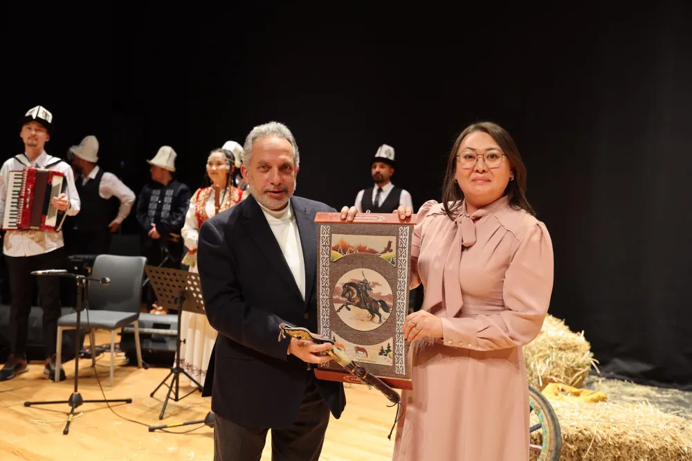 Talas'tan Kırgızistan'a Duygusal Köprü: Cengiz Aytmatov Görkemli Bir Programla Anıldı