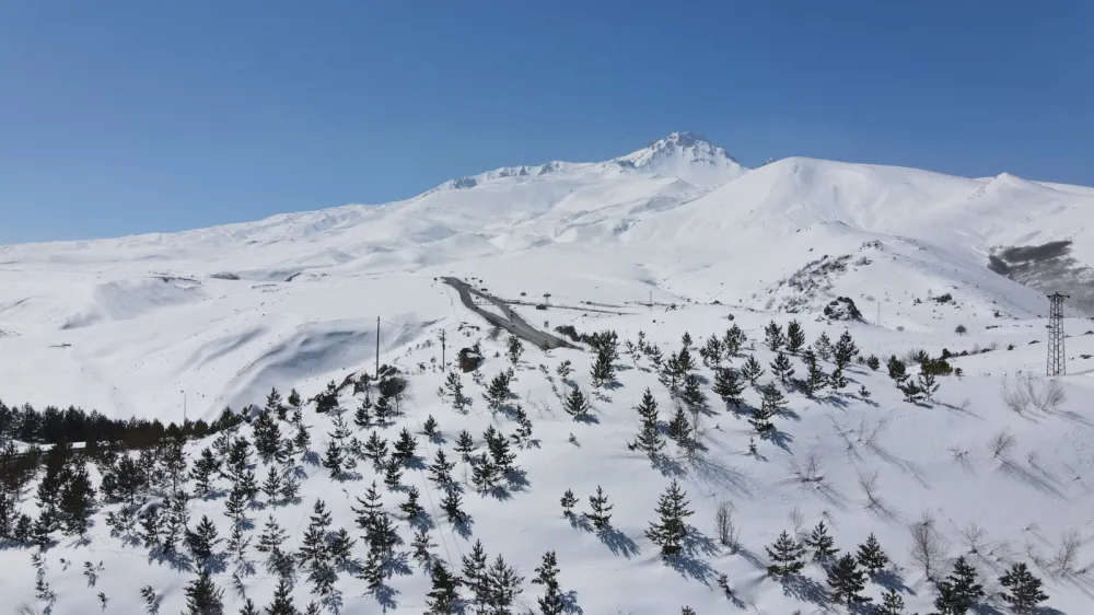 Erciyes’te kar manzarası kartpostallık görüntüler oluşturdu