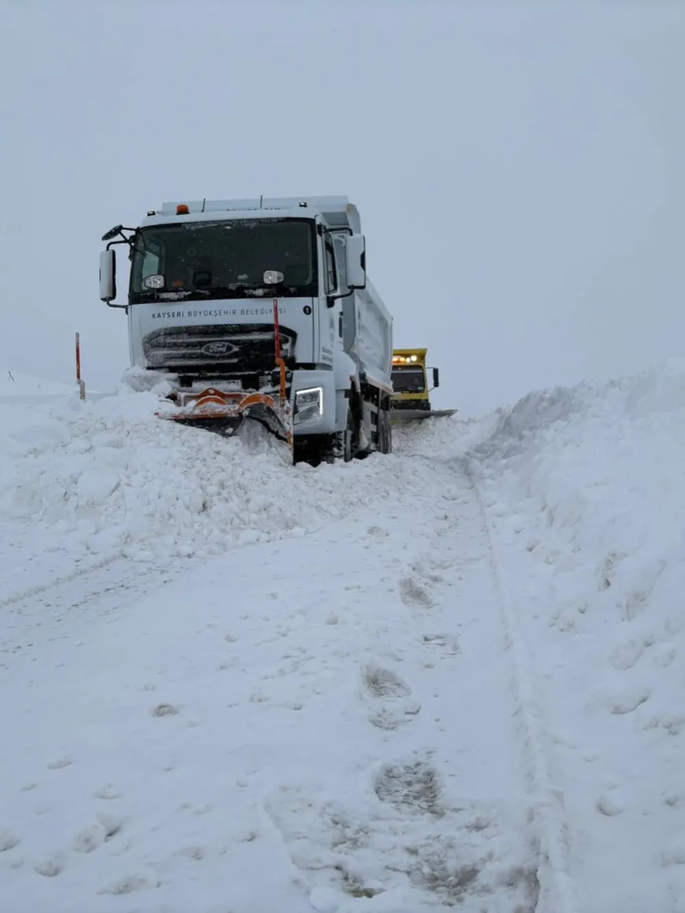 10 ilçede kapanan 155 mahalle yolu ulaşıma açıldı