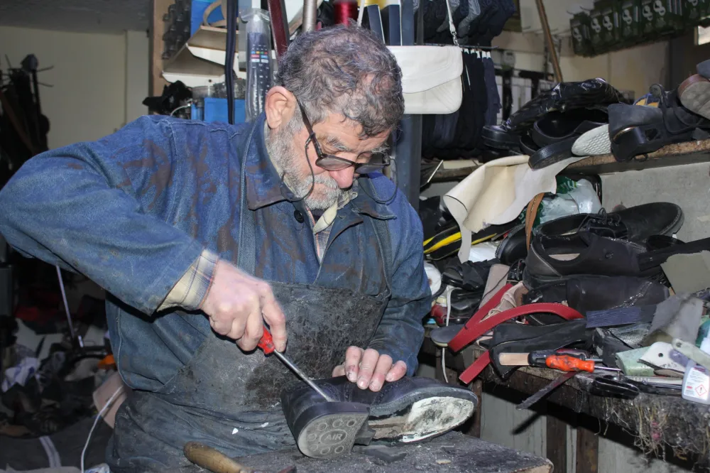 50 yıllık ayakkabı ustası: Şimdi çocuk getiren önce ücret soruyor, aileler çocuklarına kıyamıyor