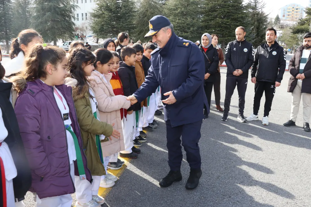Kayseri ERVA Spor Okullarından İl Jandarma Komutanlığı’na yarıyıl ziyareti