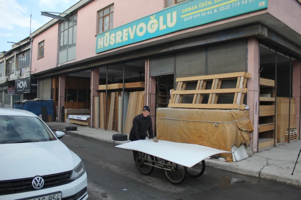 72 yaşındaki 3 çocuk babası, geçimini 4 tekerlekli el arabası ile sağlıyor