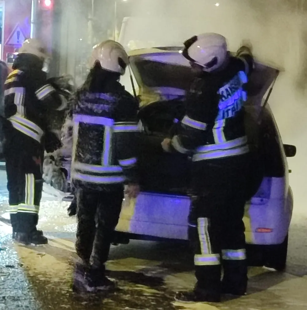 Kayseri’de park halindeki otomobil alev aldı