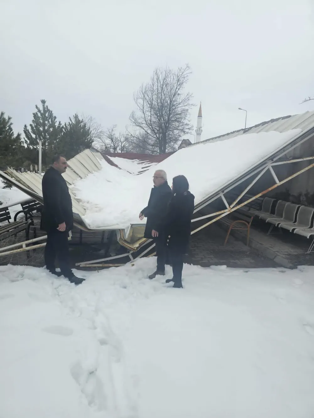 Sarıoğlan'da kar yağışı sundurmanın çökmesine neden oldu