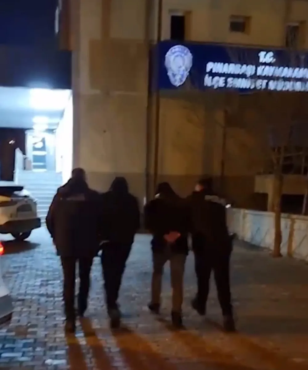 Otomobil lastiğini kesip, işyeri camını kıran 2 şüpheli yakalandı