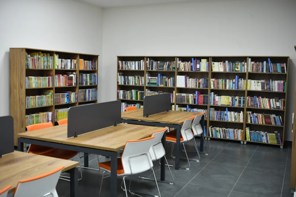 Başkan Büyükkılıç’tan açılışı yapılan Diş Hastanesi ek binasına okuma salonu hediyesi 