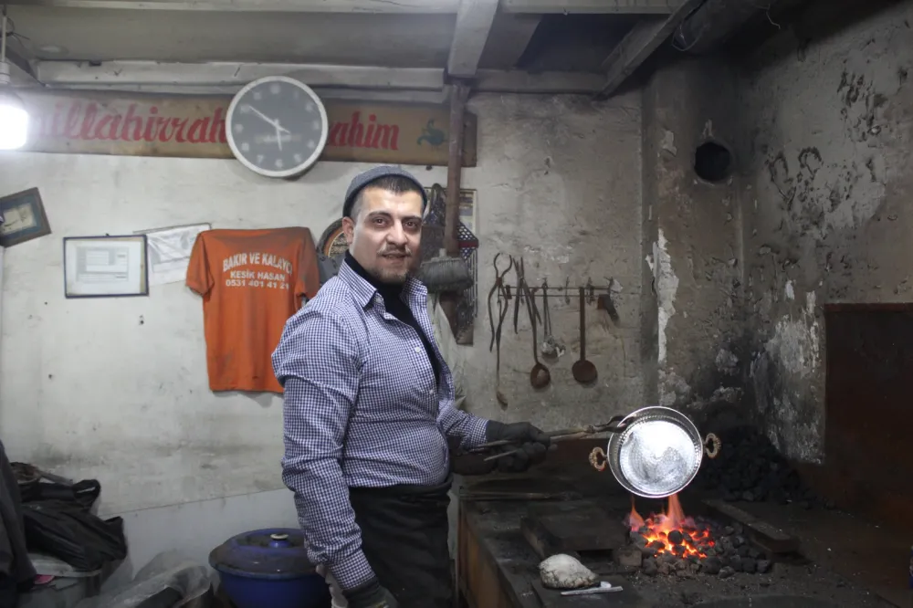 Arkadaşının tavsiyesiyle başladı; 5 yıldır kalaycılık yapıyor