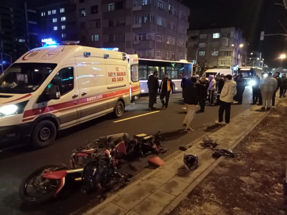 Motosiklet yayaya çarptı: 2 yaralı