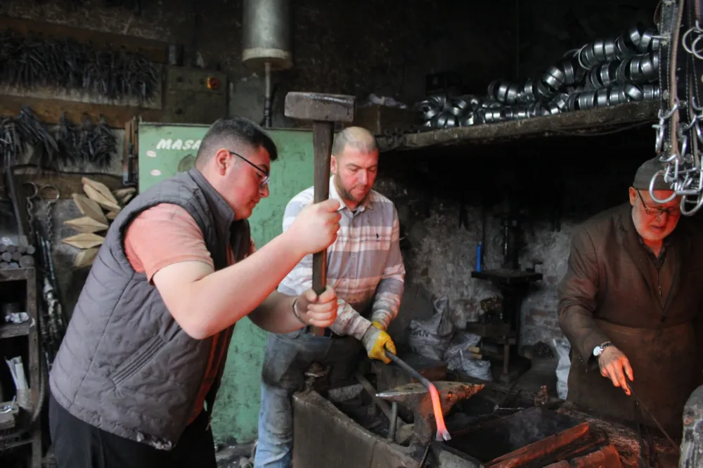 Üç kuşak aynı dükkanda demir dövüyor