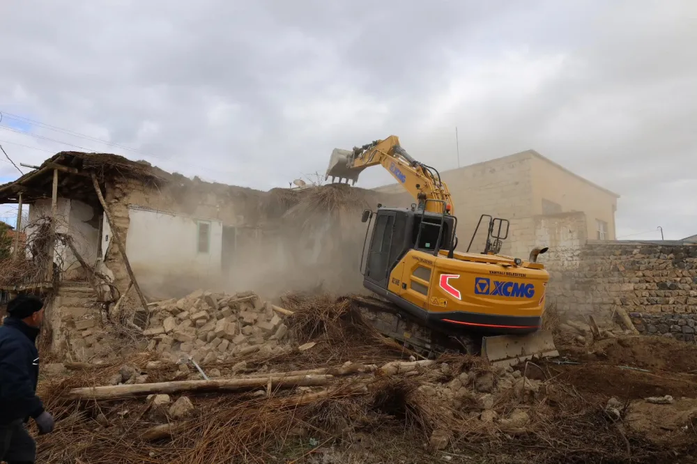 Yahyalı’da tehlikeli metruk binalar yıkılıyor