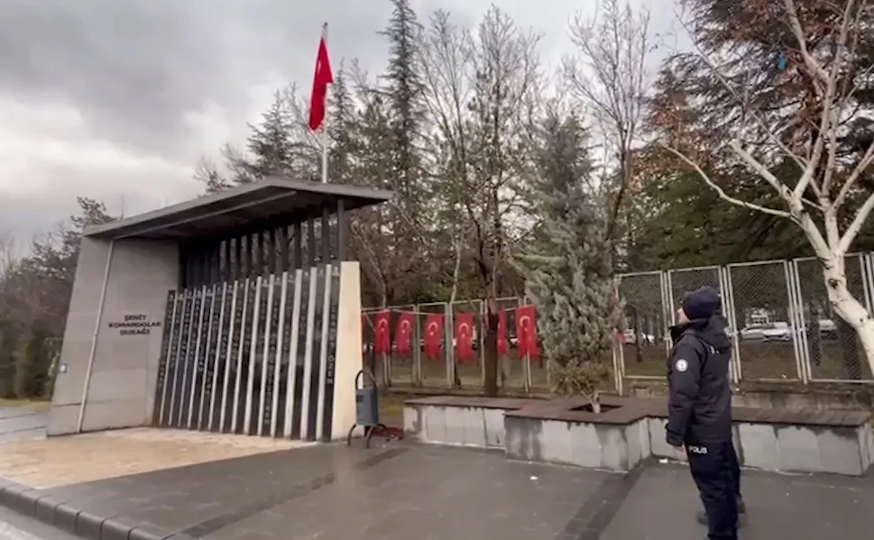 Şehit Komandolar durağında yıpranan Türk bayrağı yenisiyle değiştirildi