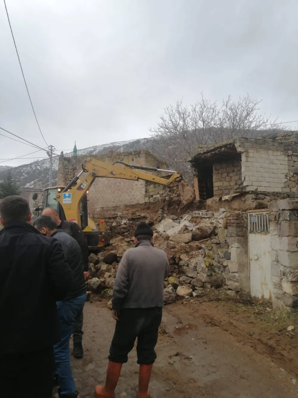 Hacılar’da sağanak yağış metruk evi yıktı