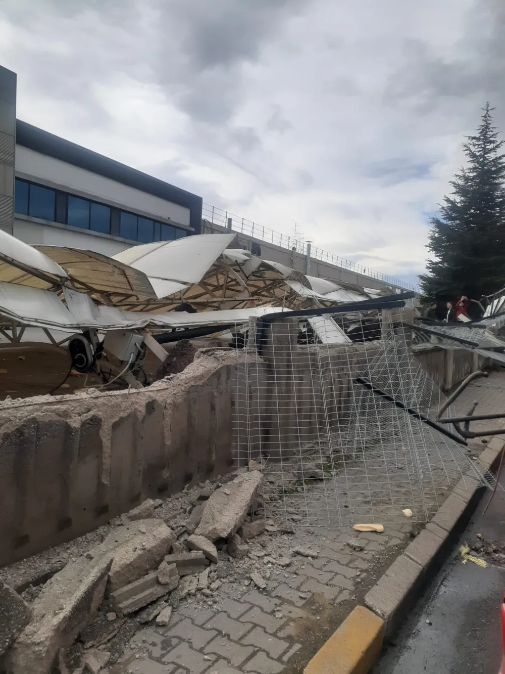 Şiddetli rüzgar fabrikanın otopark tentesini yerinden söktü