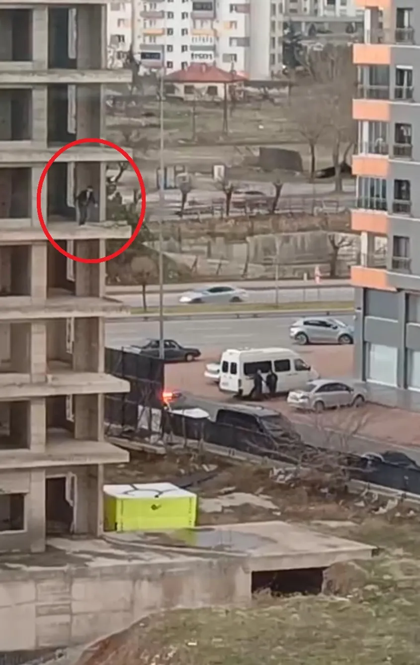 İntihar girişiminde bulunan şahıs, kendisini ikna etmeye çalışanlara taş fırlattı