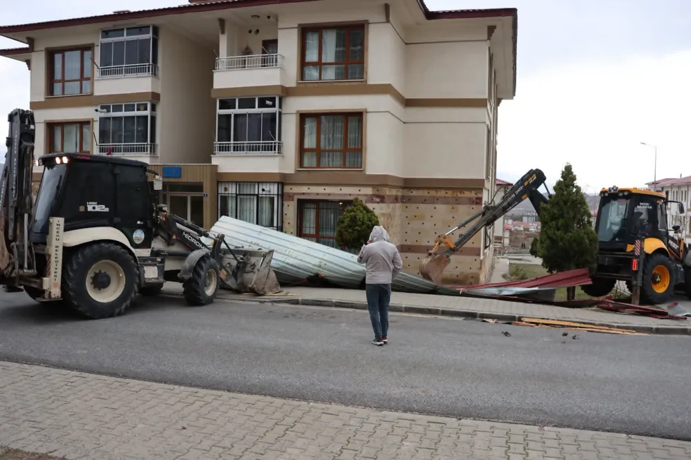 İncesu’da Şiddetli Rüzgar Çatıları Uçurdu, Belediye Ekipleri Seferber Oldu