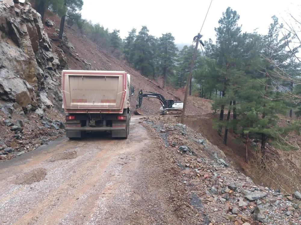 Yahyalı’da sağanak yağış yolda hasara neden oldu