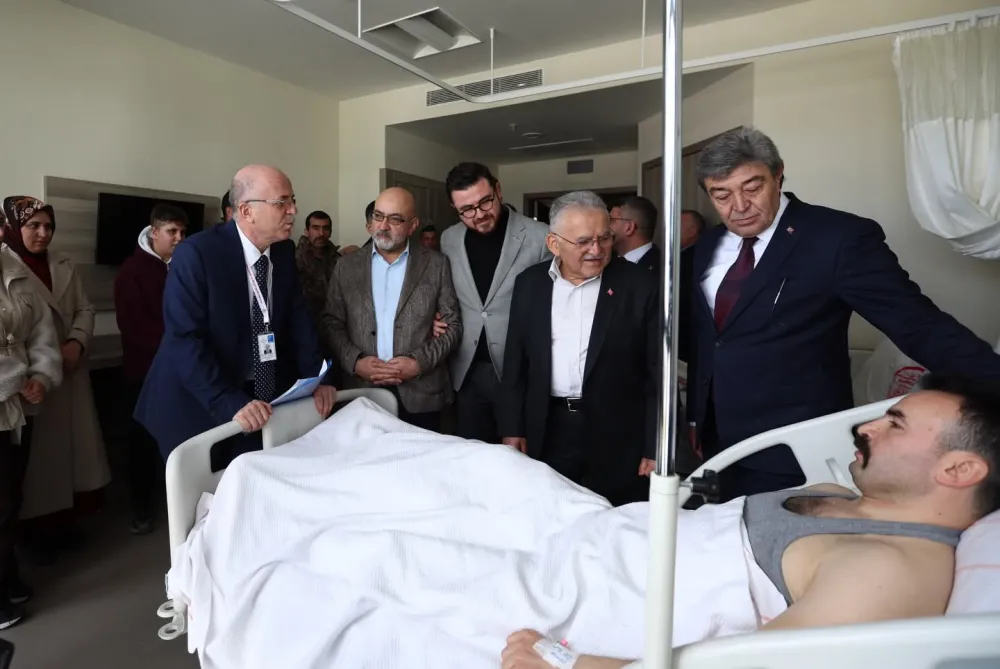 AK Parti'li milletvekilleri ile Başkan Büyükkılıç'tan yaralı polis memuruna ziyaret