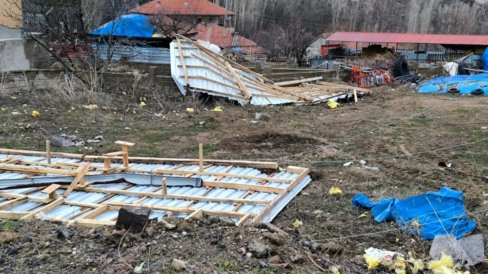 Akkışla’da fırtına ev ve ağaçlara zarar verdi