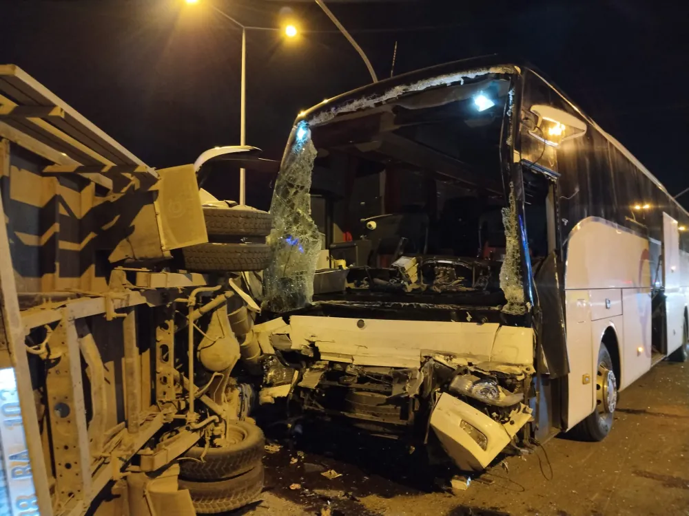 Yolcu otobüsü ile kamyonet çarpıştı: 5 yaralı