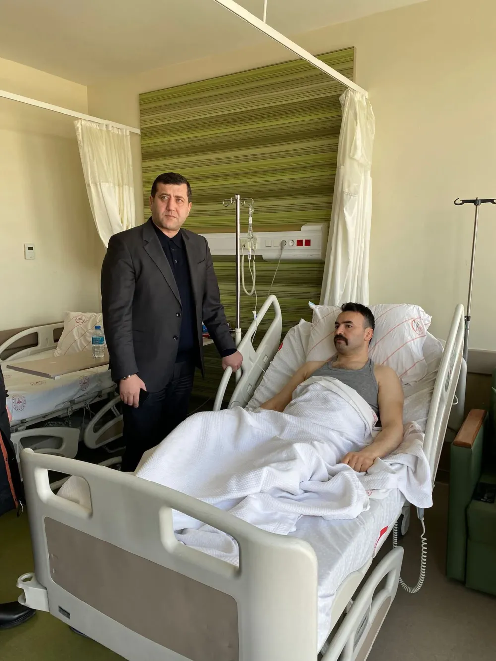 MHP'li Ersoy'dan operasyonda yaralanan özel harekat polisine ziyaret