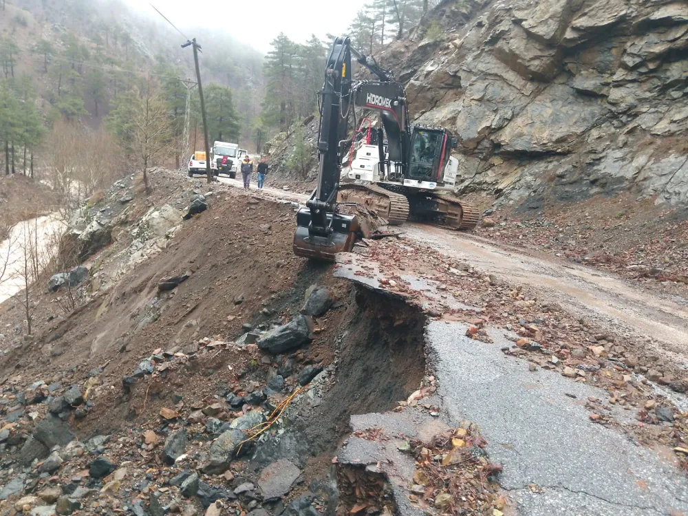 Büyükşehir, Yahyalı’da sel ve heyelan nedeniyle kapanan yolları ulaşıma açtı