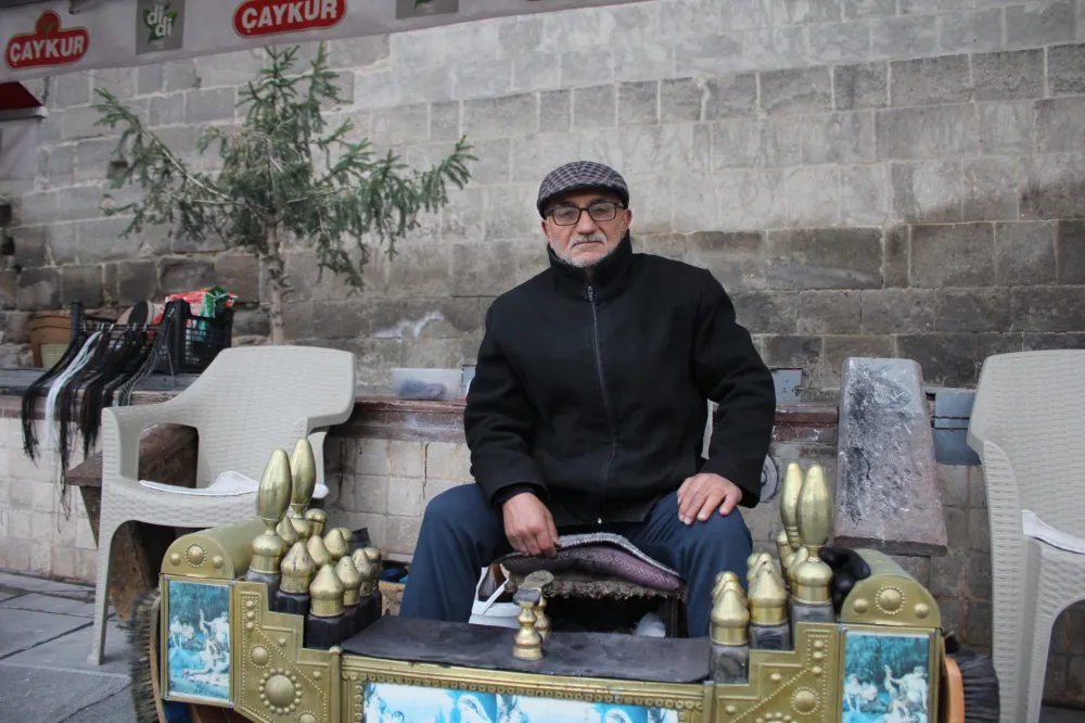 Babasının yanında başladığı ayakkabı boyacılığını 35 yıldır yapıyor