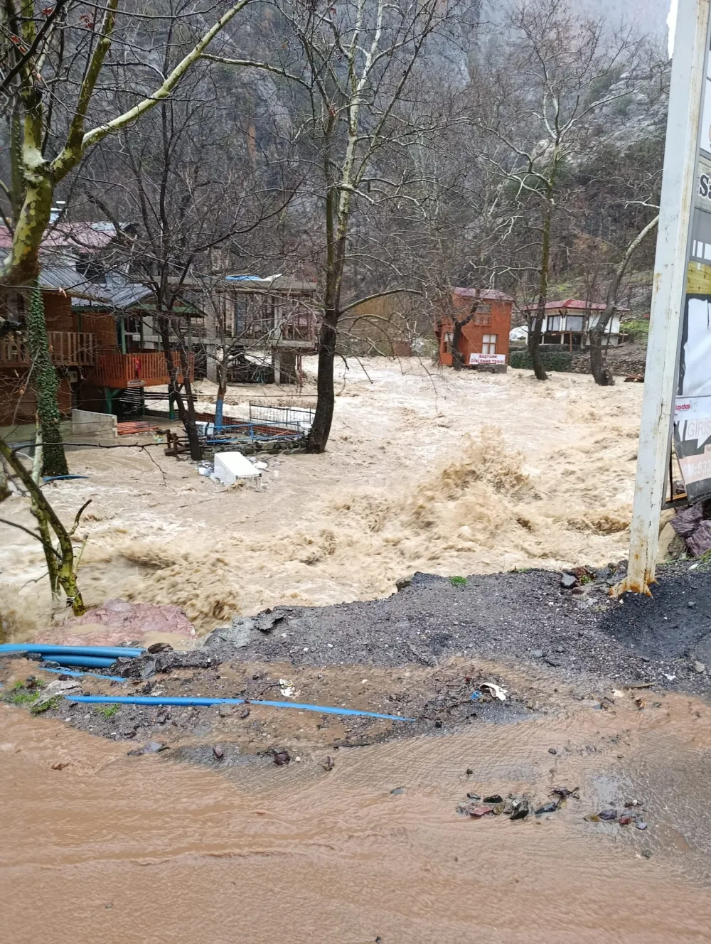 Kapuzbaşı Mahallesi’ndeki turistik işletmeler sel sularının altında kaldı