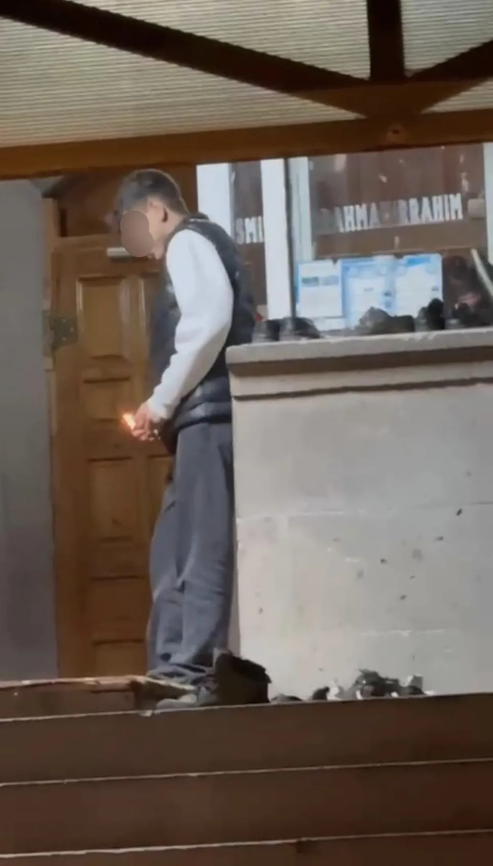 Teravih namazında camiye torpil atan çocuk yakalandı