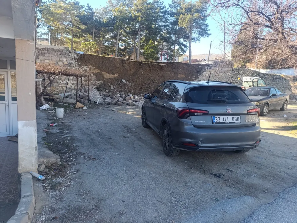 Yahyalı’da istinat duvarı çöktü