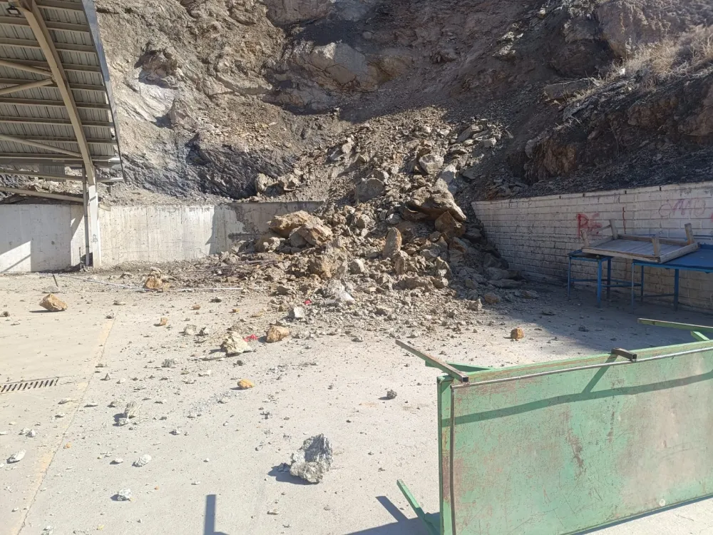 Yahyalı'da kapalı pazar yeri yanında kaya düşmesi