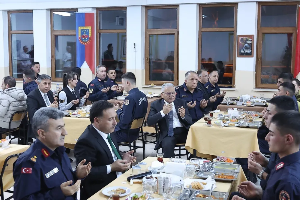 Vali Çiçek ve Başkan Büyükkılıç, jandarma personeliyle iftarda bir araya geldi