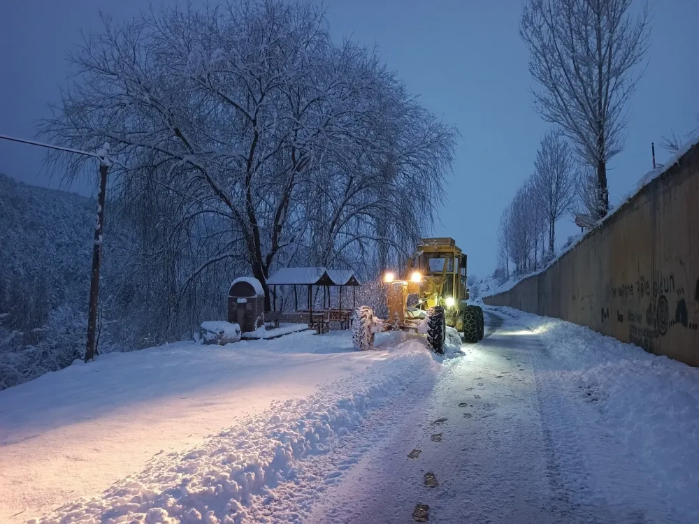 Yoğun kar yağışı sonrası 195 mahalle yolu ulaşıma açıldı 