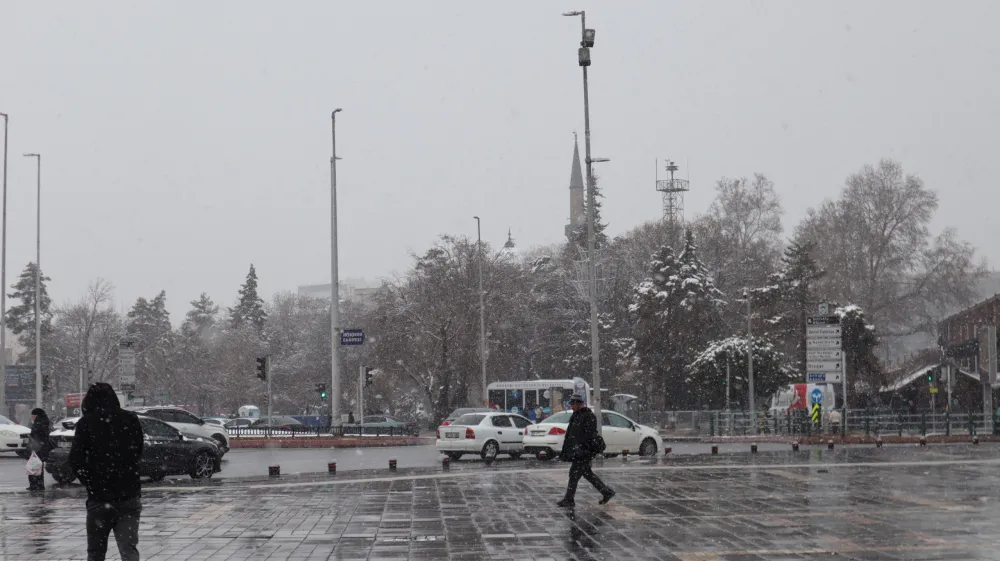 Kayseri’de kar yağışı aralıklı olarak devam ediyor