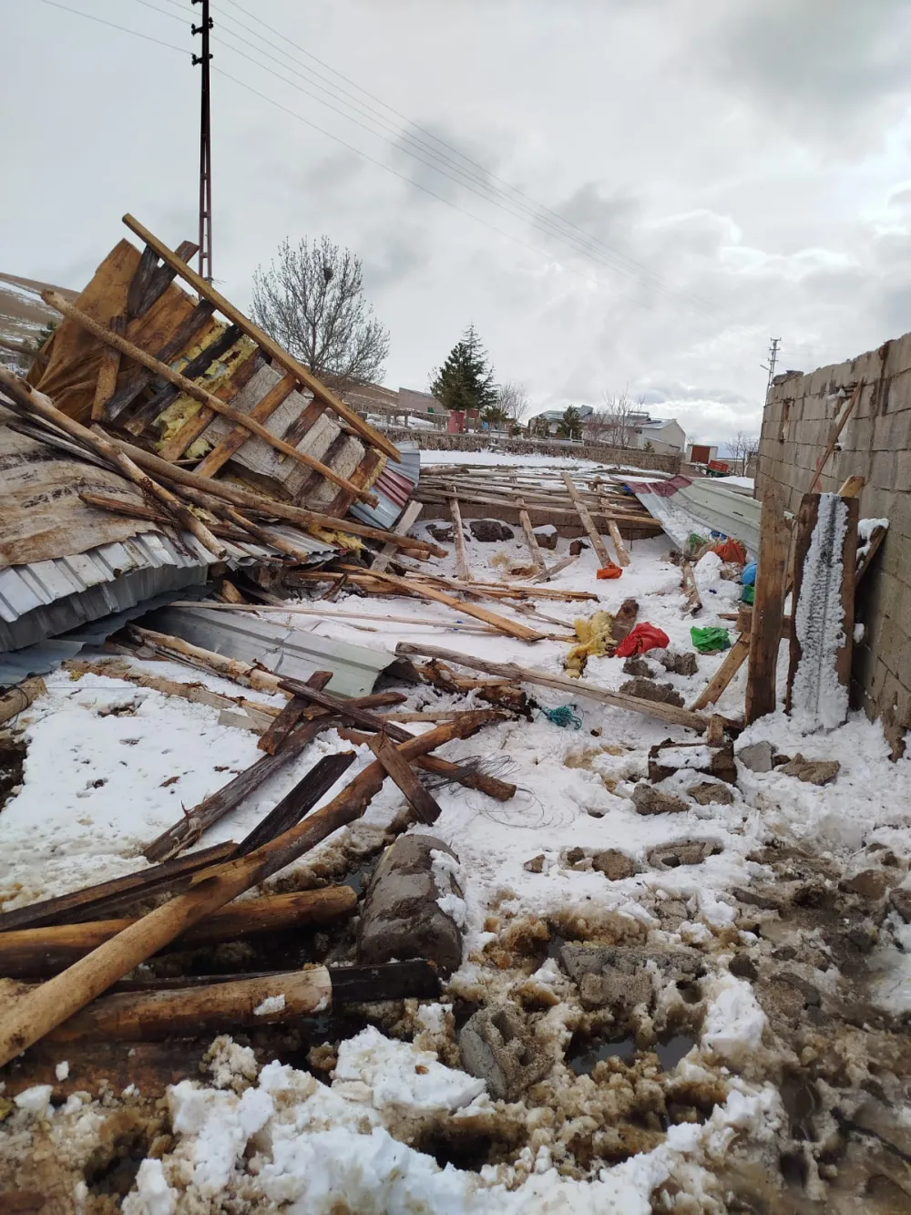 Develi’de şiddetli rüzgar besi işletmesinin çatısını uçurdu