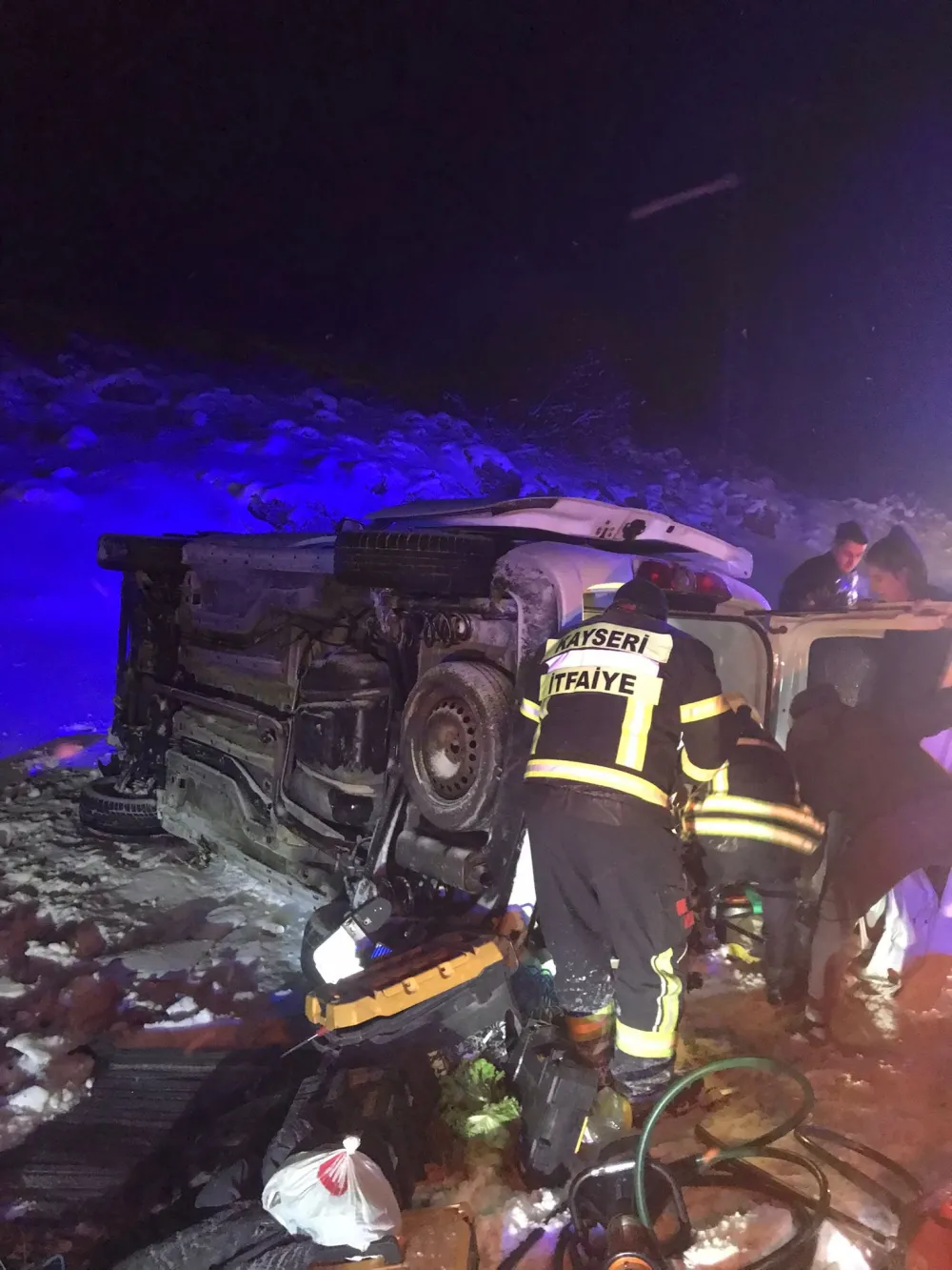 Yahyalı’da hafif ticari araç şarampole devrildi: 4 yaralı