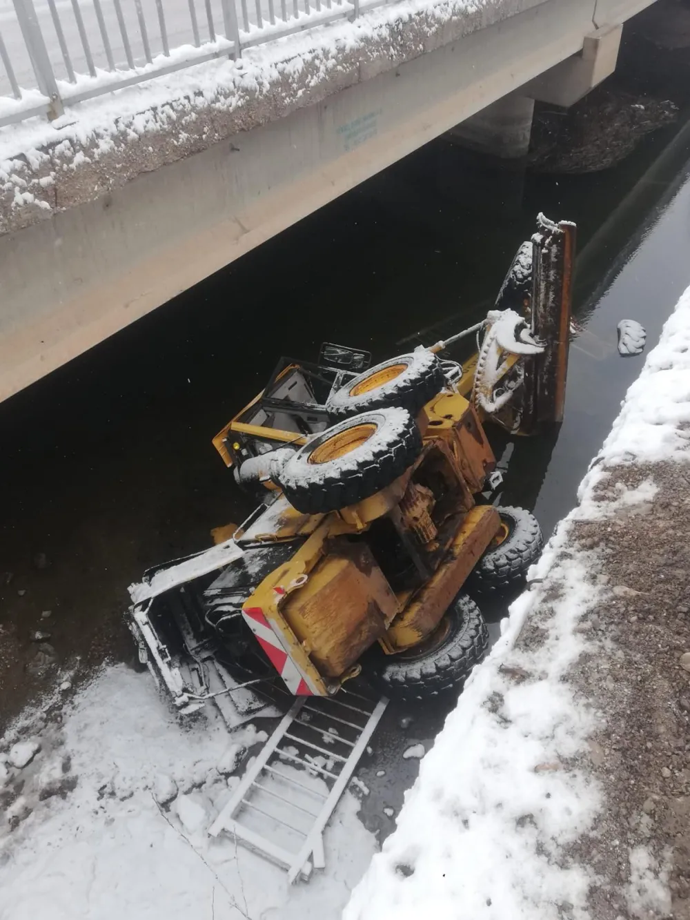 Kar küreme çalışması yapan iş makinası su kanalına düştü: 1 yaralı