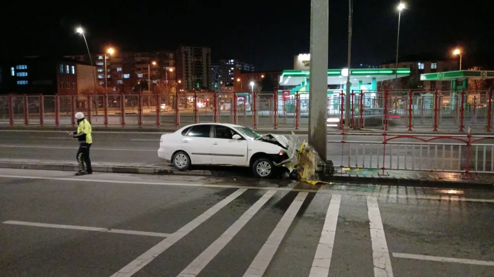 Kontrolden çıkan otomobil, tabela direğine çarptı