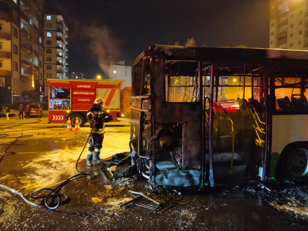 Kayseri'de seyir halindeki özel halk otobüsü yandı
