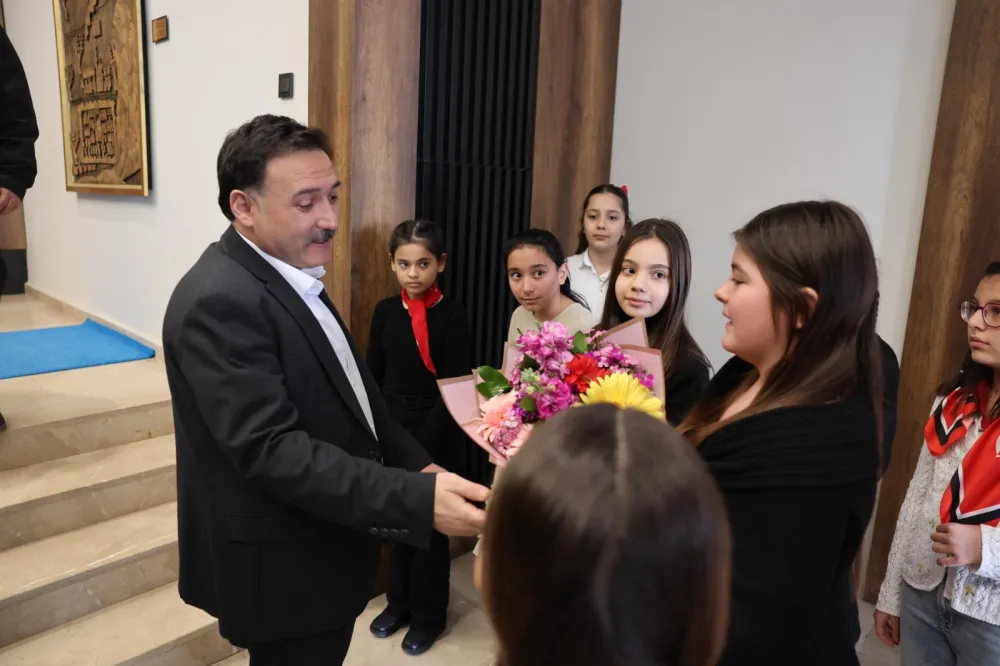 Vali Çiçek, İstiklal Marşı yarışmasının birincileriyle buluştu