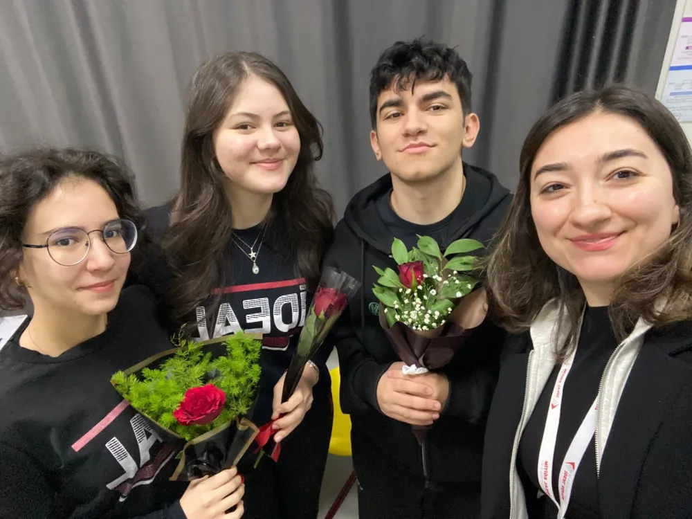 Kayseri’de öğrencilerden “Öğretmenime Bir Gül, Bin Teşekkür” etkinliği