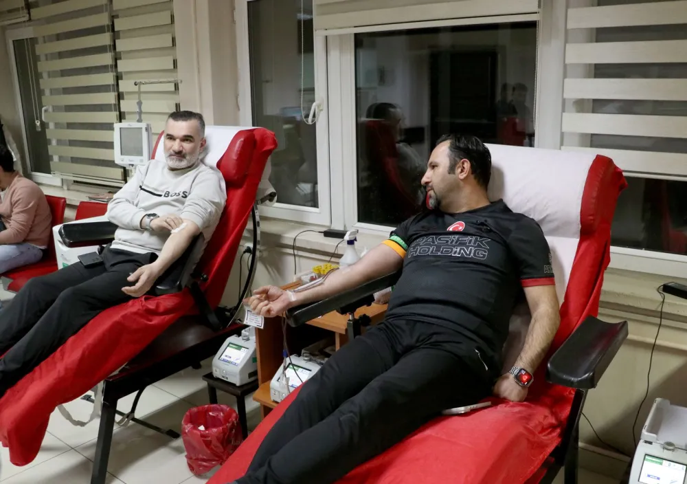 Galatasaray taraftarları ve eğitimcilerden kanser hastası çocuklar için kan bağışı