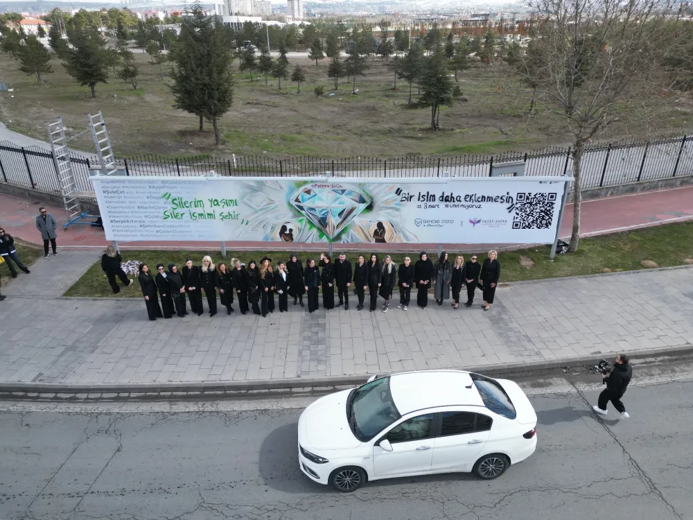 Kadın cinayetlerinde hayatını kaybeden kadınların isimlerini billboarda taşıdılar